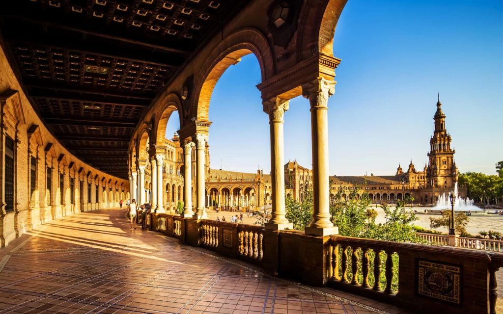 Escapada en Semana Santa:  Los Básicos que debes incluir en tu maleta. Sevilla