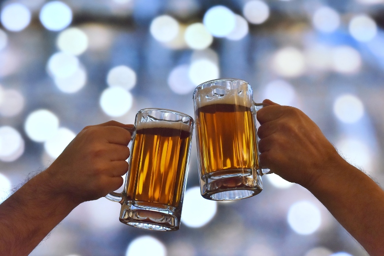 brindis con cerveza de cervecera artesana